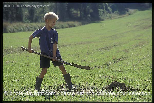 petit garon et sa bche - little boy and his spade